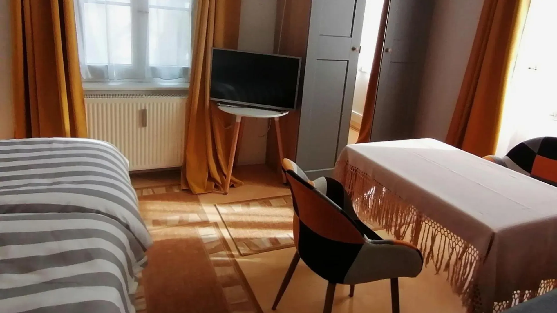 ホームステイ ドレスデンAm Elbradweg - Nichtraucher-Gaestezimmer Weilandアパートメント ドイツ